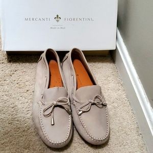 *BRAND NEW* NEVER WORN Sz 10  GREY MOCCASIN FLATS